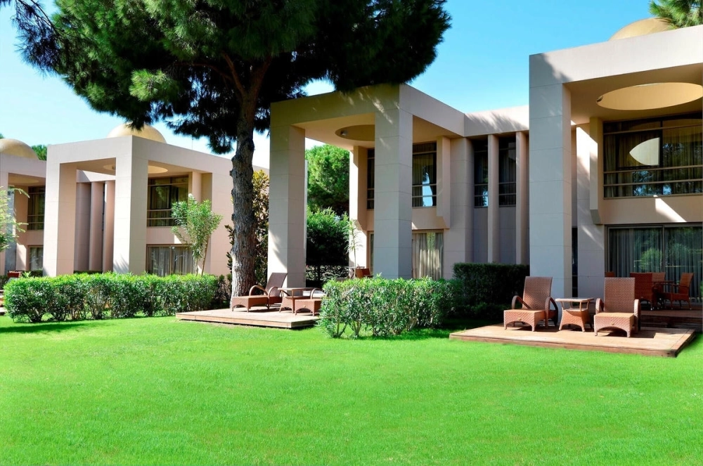 Vẻ đẹp sang trọng của biệt thự nhà vườn 1 tầng mái thái ngói đỏ