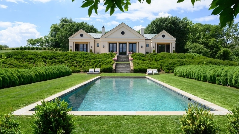 Gam màu trắng sứ làm màu sơn biệt thự tân cổ điển chủ đạo