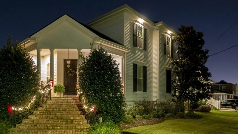 Mẫu biệt thự tân cổ điển mái nhật sân vườn đẹp