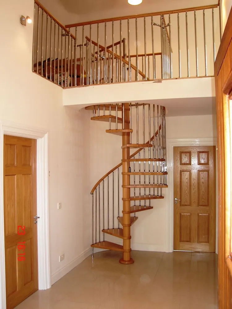 Ảnh bố trí cầu thang trong nhà ống khoa học, tiện lợi cho di chuyển