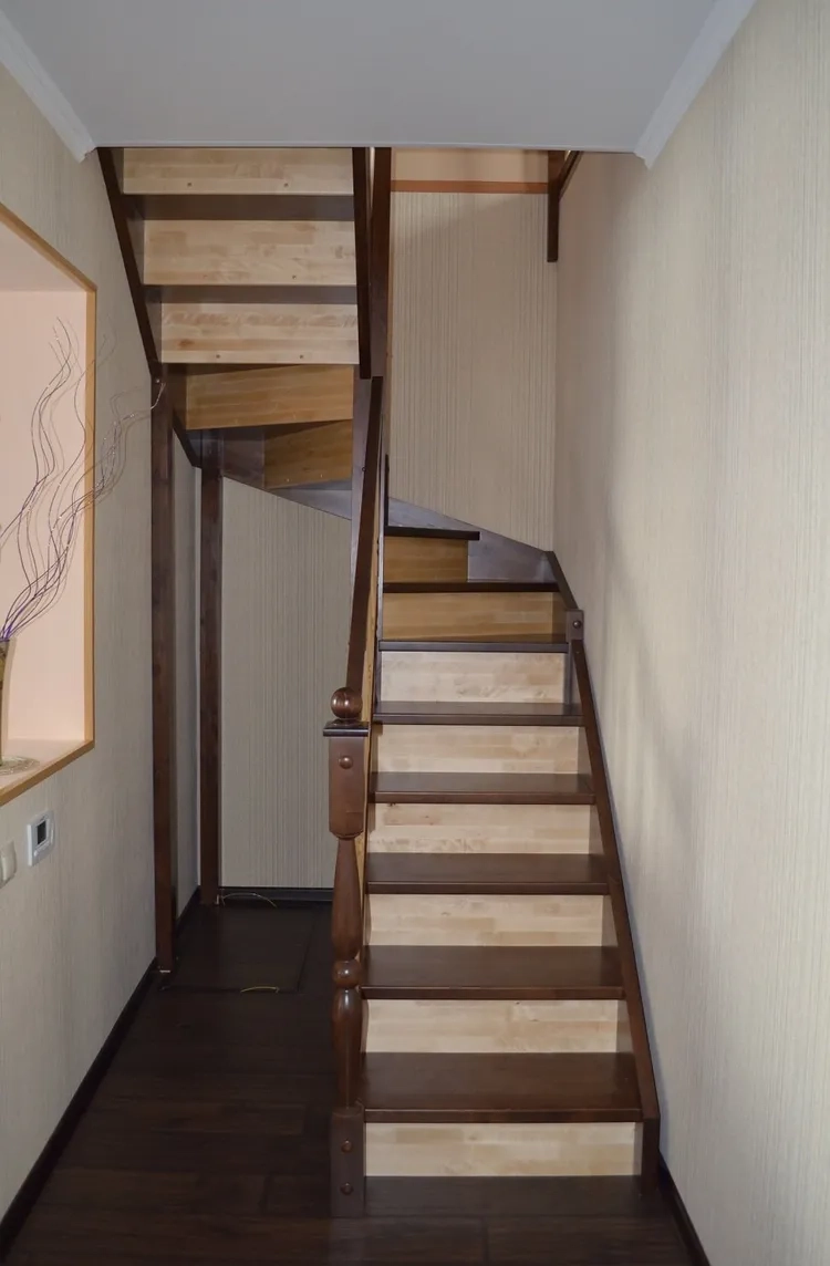 Ảnh cầu thang nhà ống tối giản tinh tế, hòa hợp với không gian