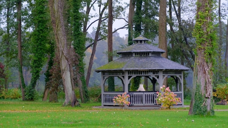 Mẫu chòi nghỉ lục giác truyền thống giữa vườn cây xanhMẫu chòi nghỉ lục giác truyền thống giữa vườn cây xanh