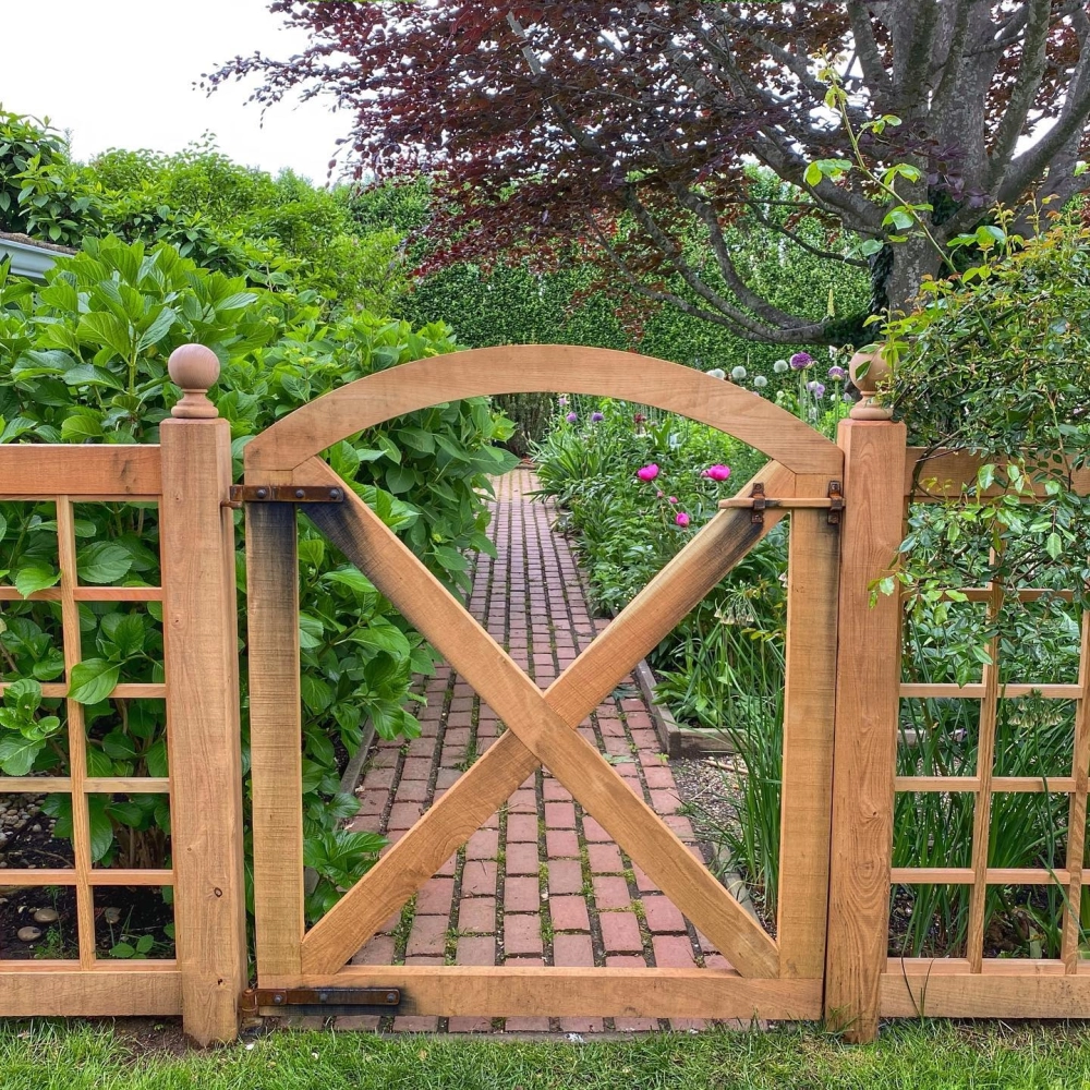 Mẫu cổng rào sân vườn bằng bê tông giả gỗ