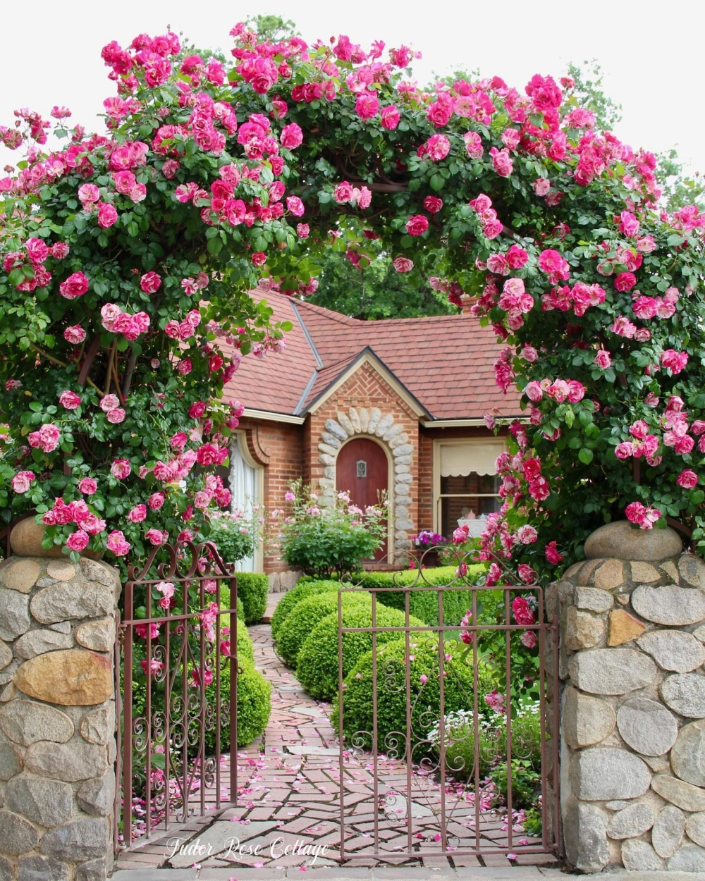 Thiết kế cổng sắt mỹ thuật nhà vườn uốn lượn tinh xảo