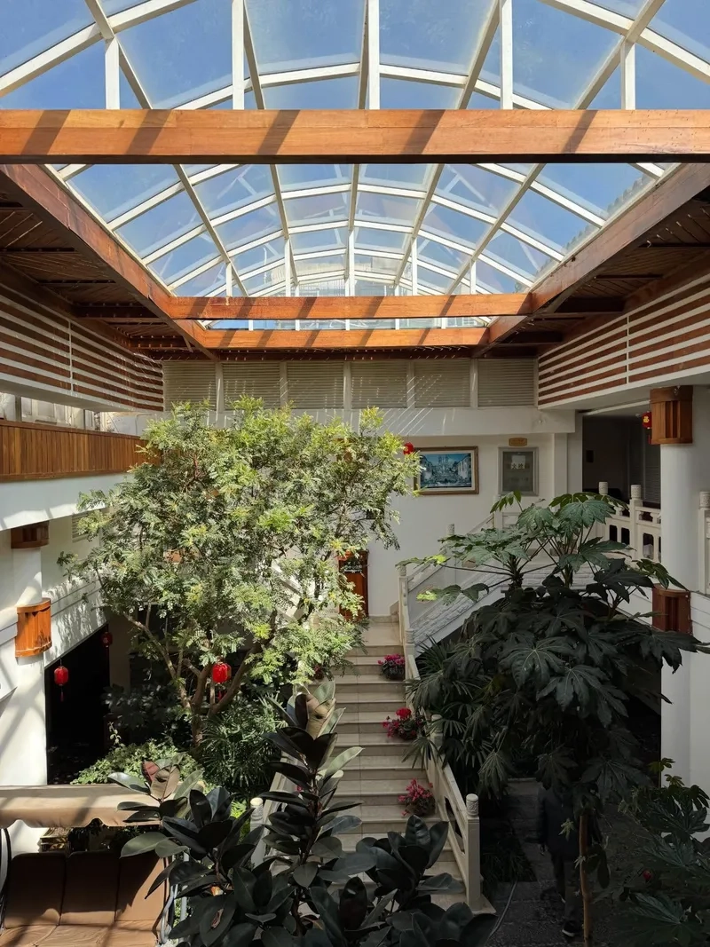 Giếng trời cạnh cầu thang