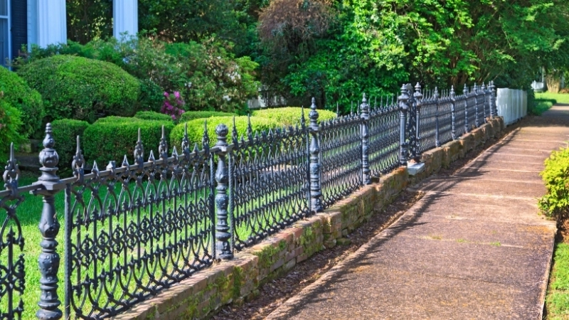 Cổng và hàng rào sắt mỹ thuật uốn lượn cầu kỳ