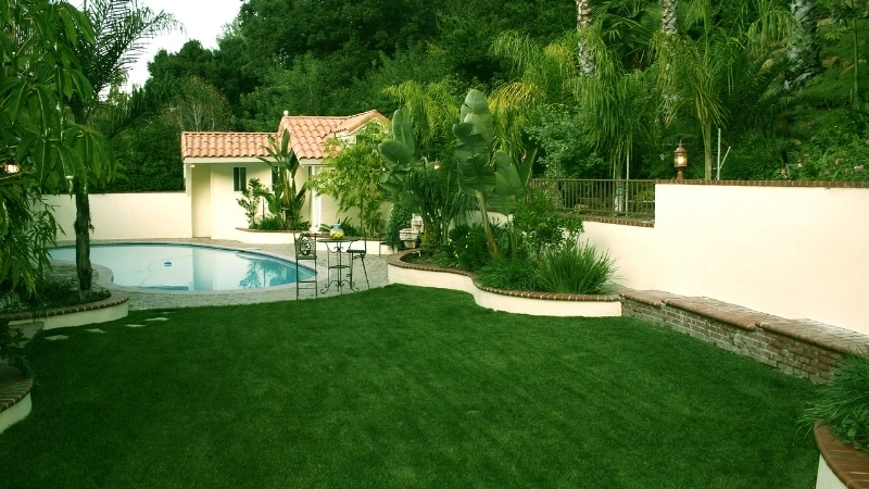 Chi tiết ốp gỗ nhựa ngoài trời quanh bể bơi mini sân vườn