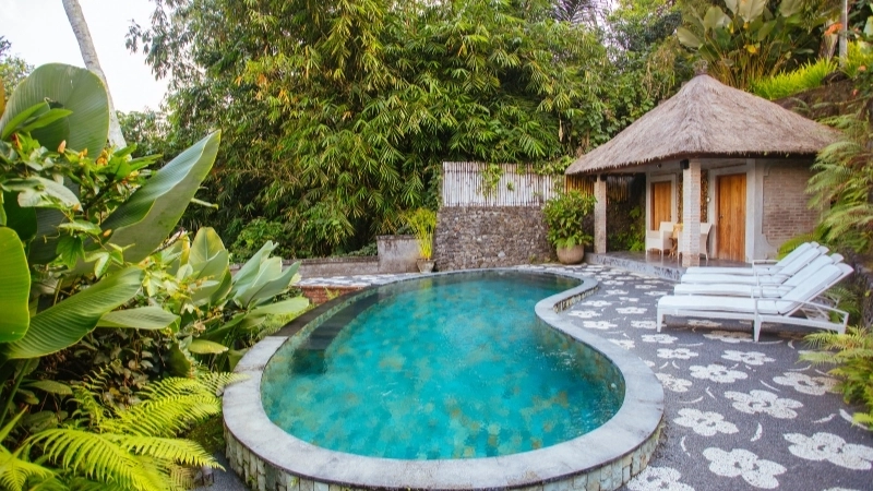 Mẫu biệt thự 1 tầng có bể bơi mái thái truyền thống