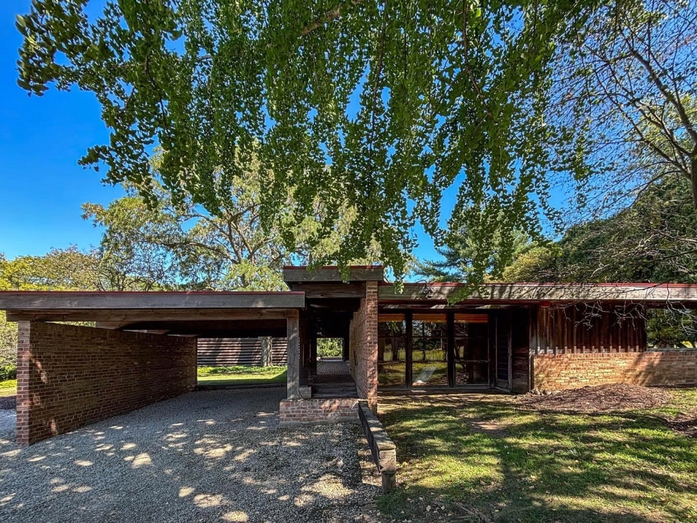 Góc sân vườn xanh mát trong mẫu nhà cấp 4 chữ L đơn giản