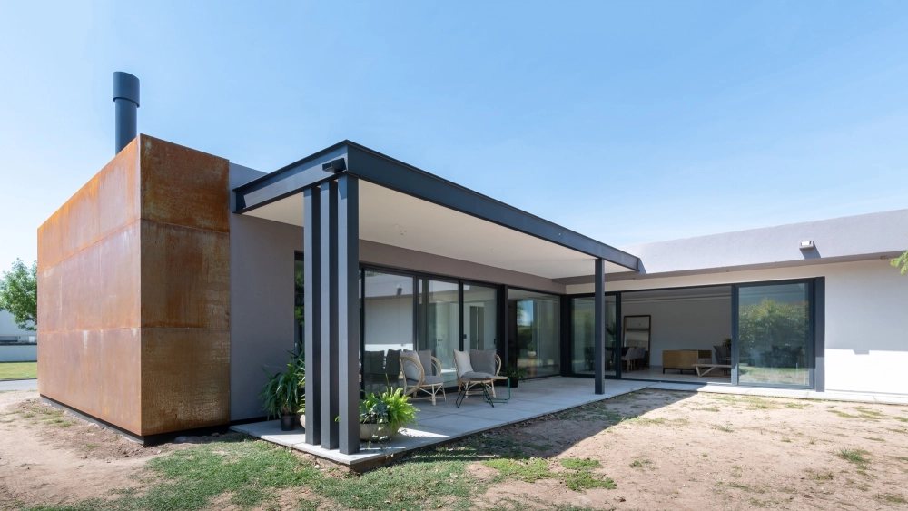 Mẫu nhà cấp 4 chữ L đơn giản với hệ cửa kính lớn