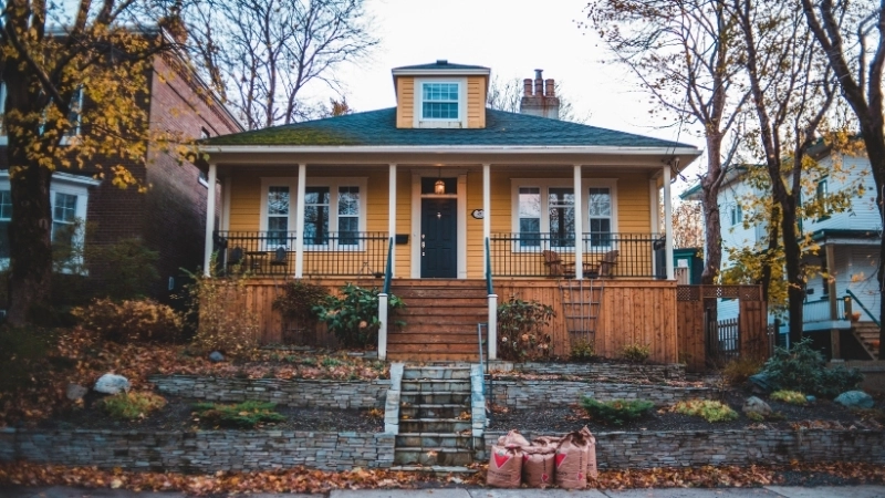 Ý tưởng thiết kế sân vườn kiểu Mỹ với lối đi rải sỏi