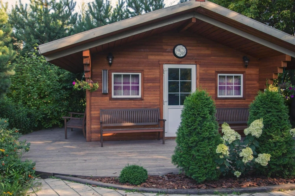 Phối cảnh nhà gỗ sân vườn đẹp lung linh dưới ánh đèn đêm