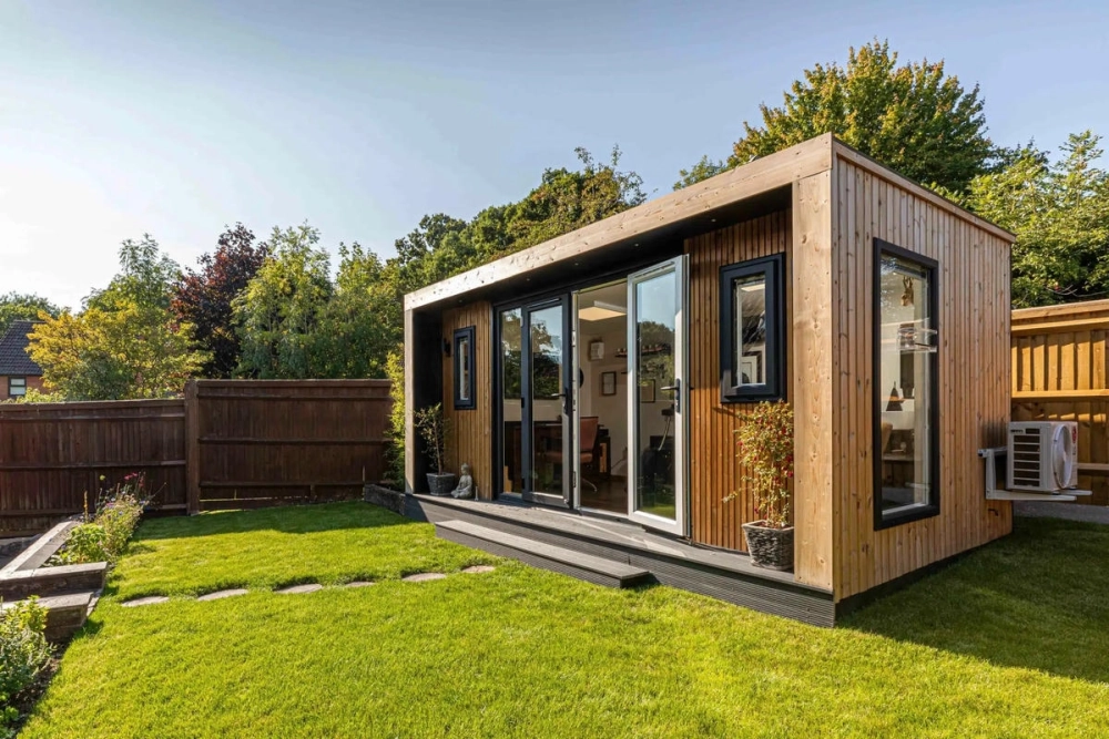 Thiết kế nhà gỗ sân vườn kết hợp hồ cá koi đẳng cấp