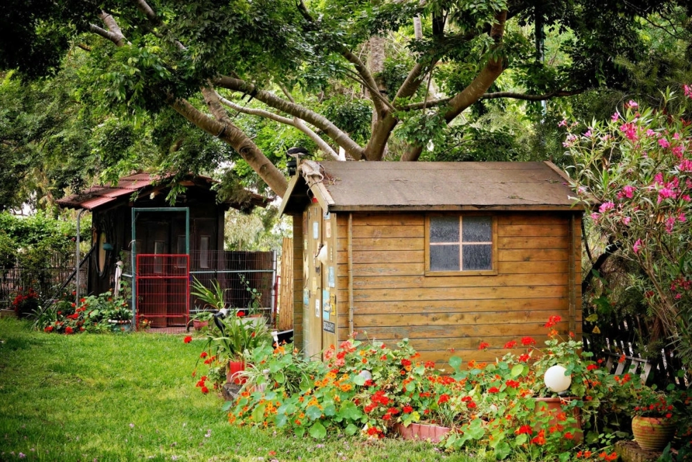 Thiết kế nhà gỗ sân vườn nghỉ dưỡng mini tại gia Cận cảnh chất liệu gỗ tự nhiên trong thiết kế nhà gỗ sân vườn