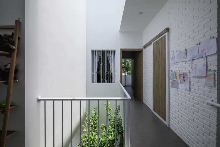 Ảnh giếng trời với tiểu cảnh xanh mát tạo thư giãn