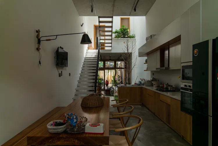 Ảnh giếng trời trong phòng khách tạo không gian mở