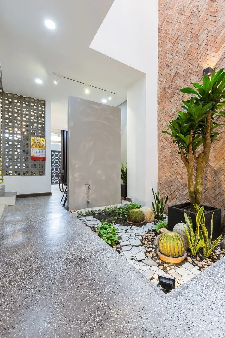 Ảnh giếng trời kiểu lệch tầng độc đáo cho nhà ống