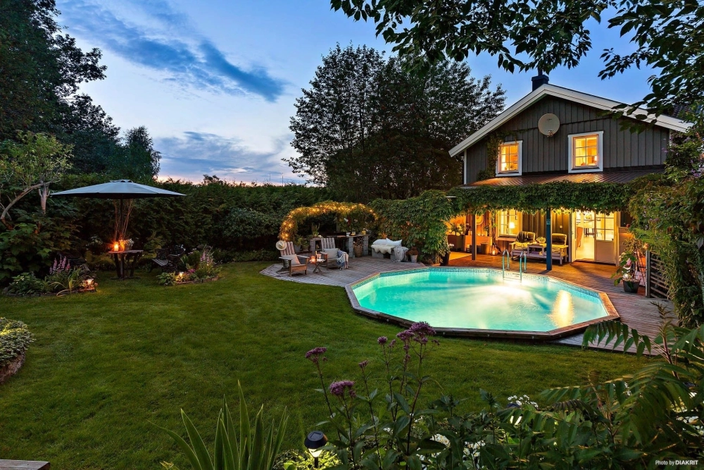 Mẫu nhà 2 tầng sân vườn đẹp lung linh dưới ánh đèn đêm