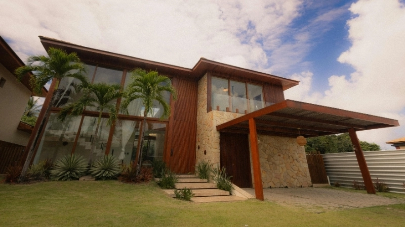 Vườn hoa hồng rực rỡ sắc màu trước biệt thự nhà vườn phong cách châu âu