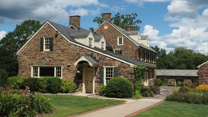 Không gian thư giãn ngoài trời cực chill của mẫu nhà vườn châu âu đẹp