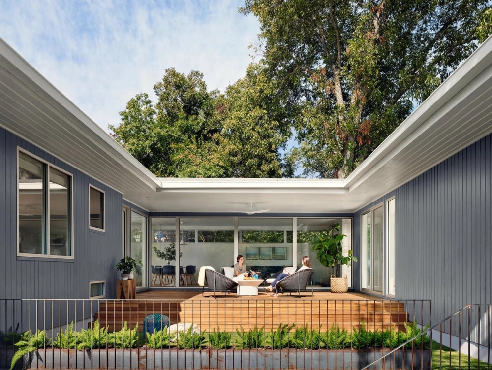 Kiến trúc nhà chữ u mái thái sang trọng màu trắng tinh tế