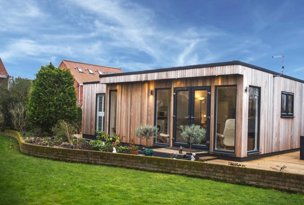 Khu vực hiên nhà mẫu nhà vườn đẹp giá rẻ lót gỗ mộc mạc