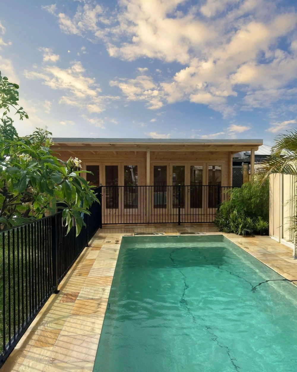 Biệt thự nhà vườn 2 tầng hiện đại với hệ thống cửa kính lớn