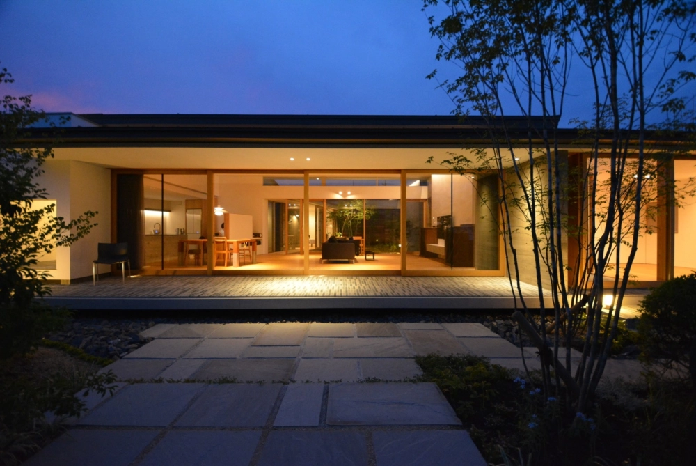 Nhà vườn mái Nhật đẹp lung linh dưới ánh đèn buổi tối