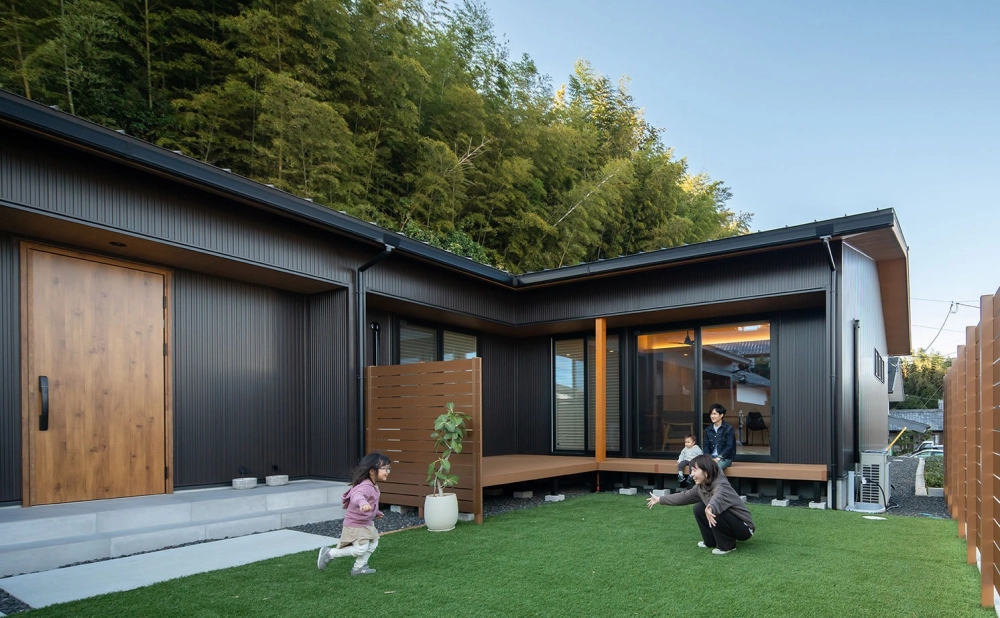 Thiết kế cổng rào đồng bộ với kiến trúc nhà vườn mái Nhật