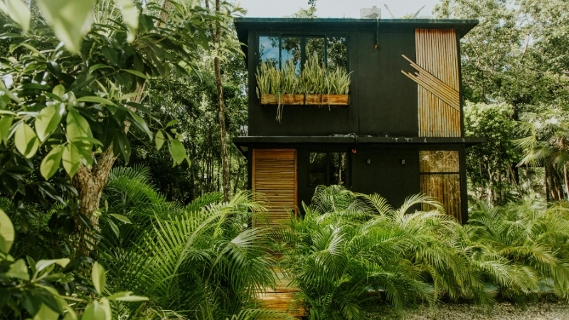 Lối đi sân vườn rải sỏi trong nhà vườn sinh thái