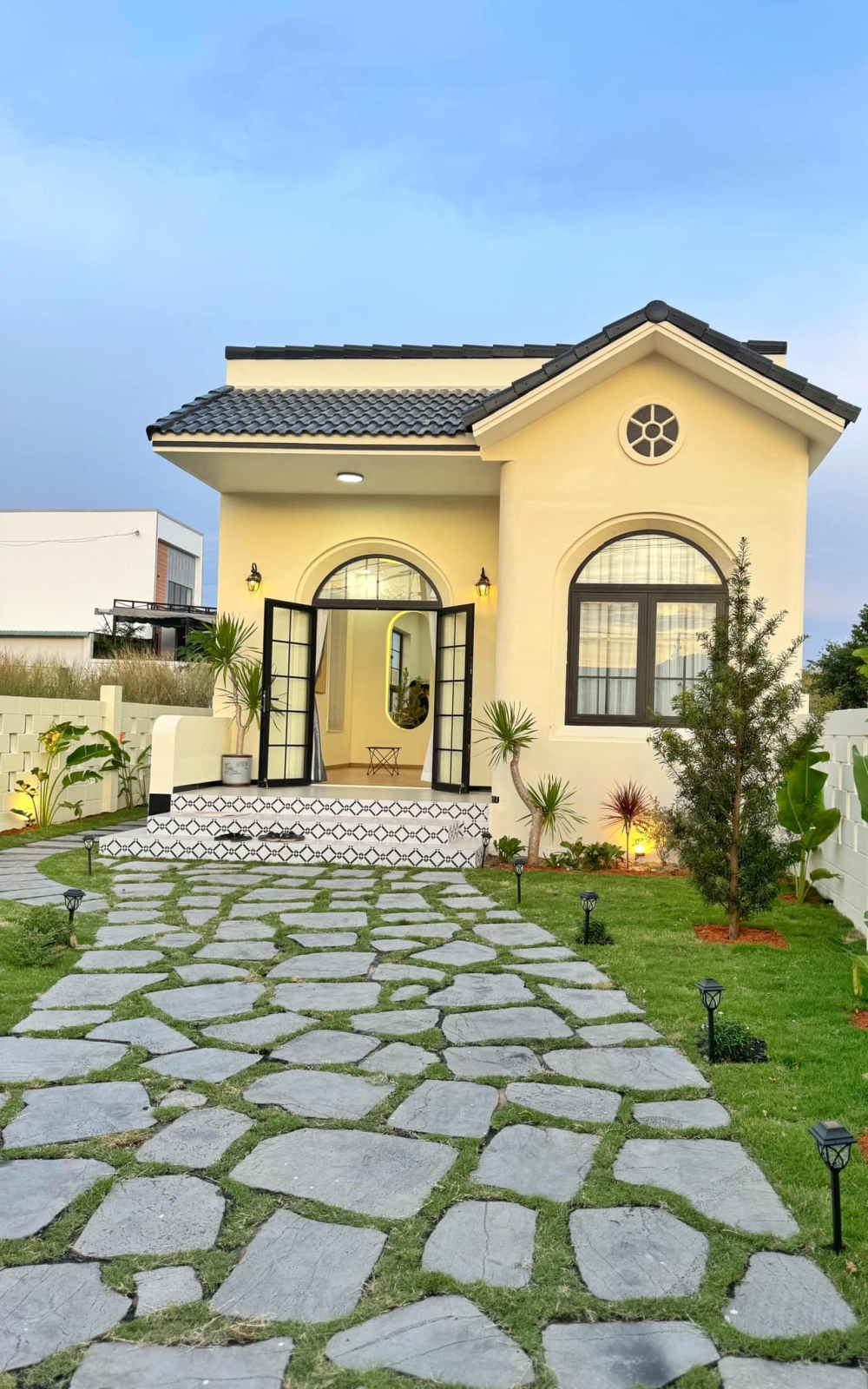 Tiểu cảnh hồ cá koi trước biệt thự nhà vườn cấp 4 hiện đại