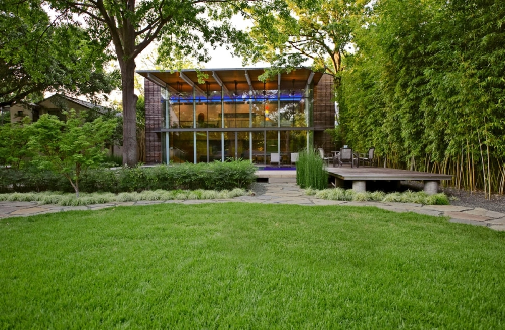 Tiểu cảnh thác nước chảy róc rách trong nhà vườn sinh thái