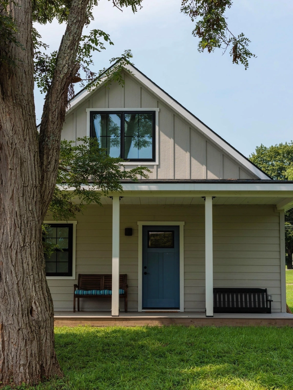 Nhà tiền chế sân vườn đẹp với lối đi lát đá tự nhiên