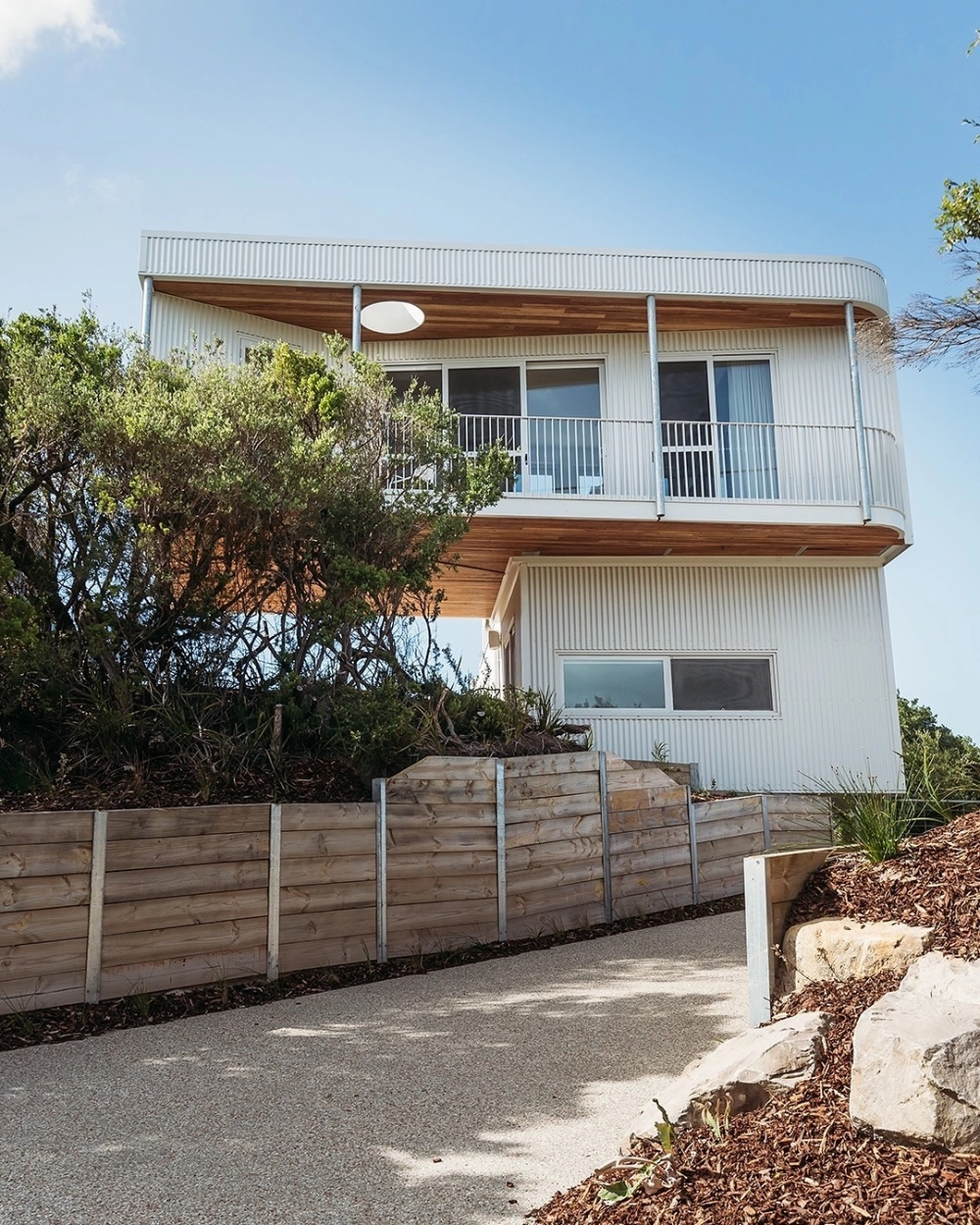 Nhà vườn tiền chế mái thái màu trắng sang trọng giữa đồi thông