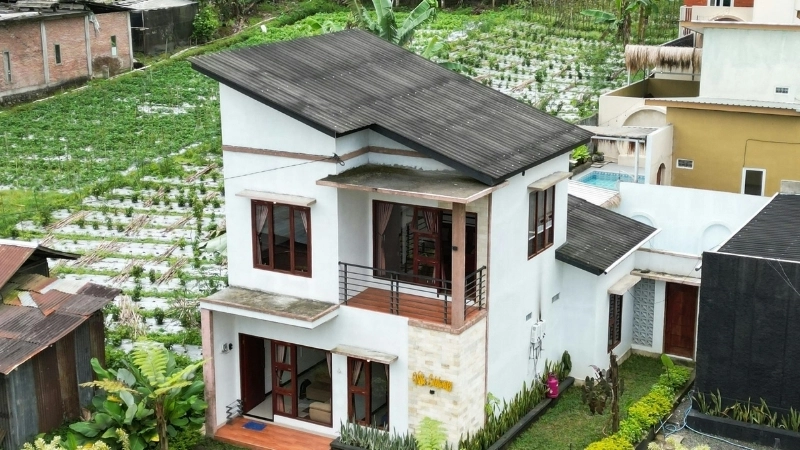 Hệ thống đèn chiếu sáng lung linh làm nổi bật thiết kế nhà sân vườn đẹp về đêm