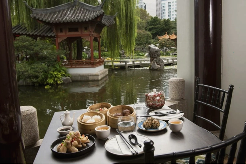 Chi tiết chiếu sáng trang trí cho cây xanh trong nhà hàng sân vườn