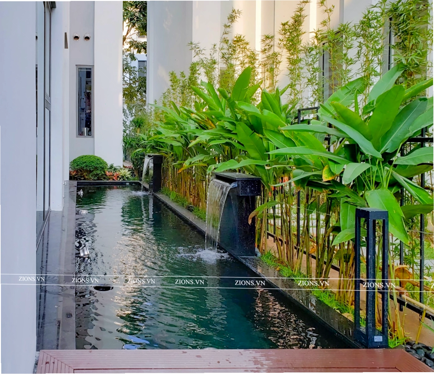 Hồ cá Koi là điểm nhấn cho sân vườn nhà cấp 4