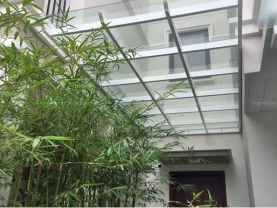 Mái che kính sân vườn đẹp và tiện dụng
