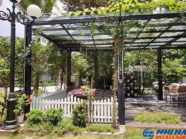 Mái kính che sân vườn, bảo vệ cây trồng hiệu quả