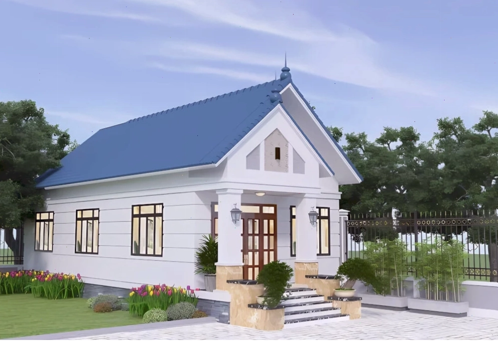 Mái Thái xanh đậm kết hợp mặt tiền gỗ tạo sự ấm cúng cho nhà vườn cấp 4