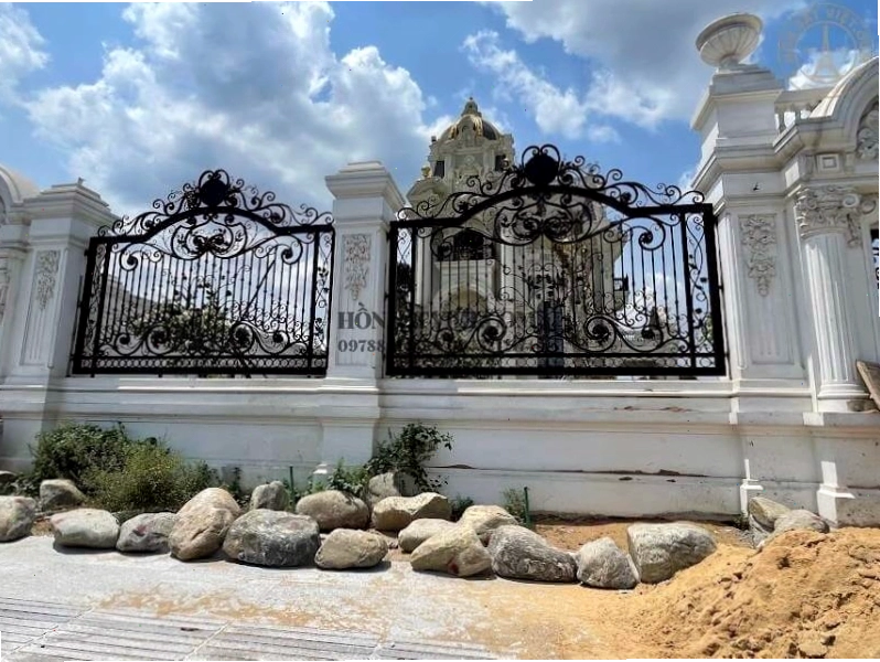 Mẫu tường rào nhà vườn đẹp bằng sắt mỹ nghệ sân vườn