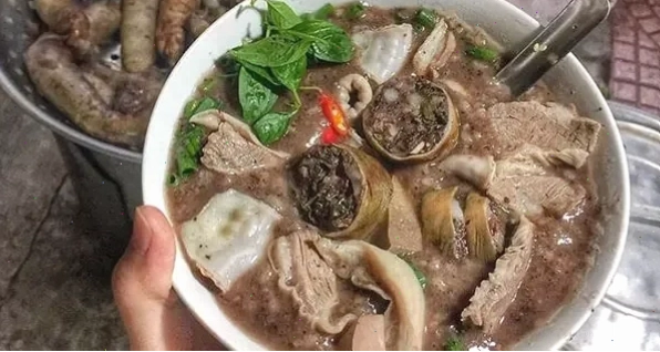 Món cháo lòng huyết khoanh thơm phức sẵn sàng phục vụ