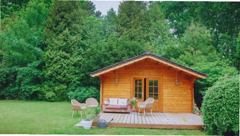 Nhà gỗ sân vườn nhỏ độc đáo với mái hiên gỗ