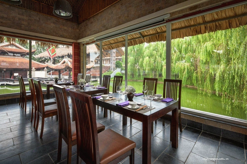 Nhà hàng sân vườn được trang trí lộng lẫy cho tiệc cưới