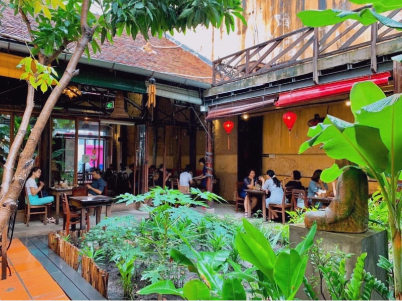 Nhà hàng sân vườn phong cách Rustic với nội thất gỗ mộc mạc