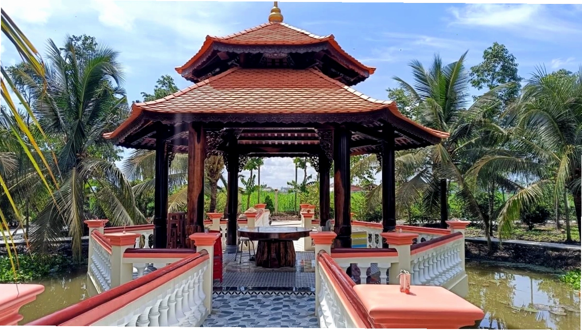 Nhà lục giác cổ truyền bằng gỗ đặt trên mặt nước