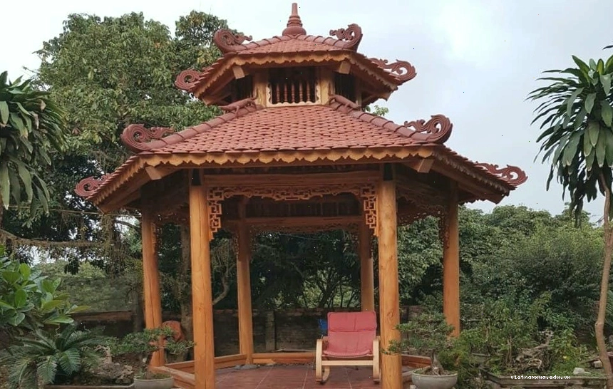 Nhà lục giác sân vườn hiện đại với mái dốc độc đáo