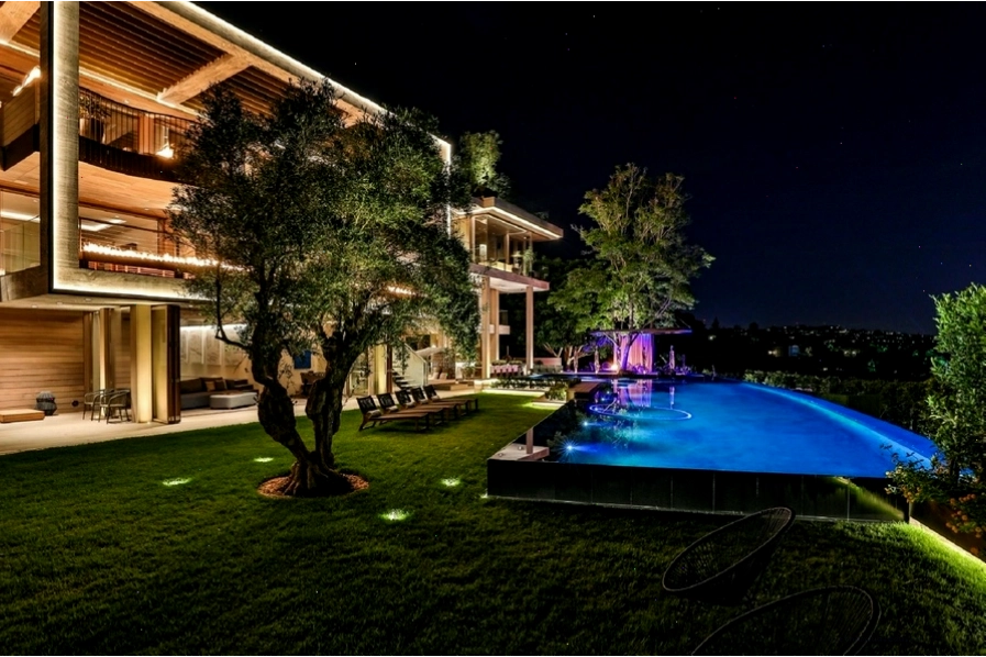 Nhà vườn 1000m2 phong cách hiện đại tích hợp hồ bơi