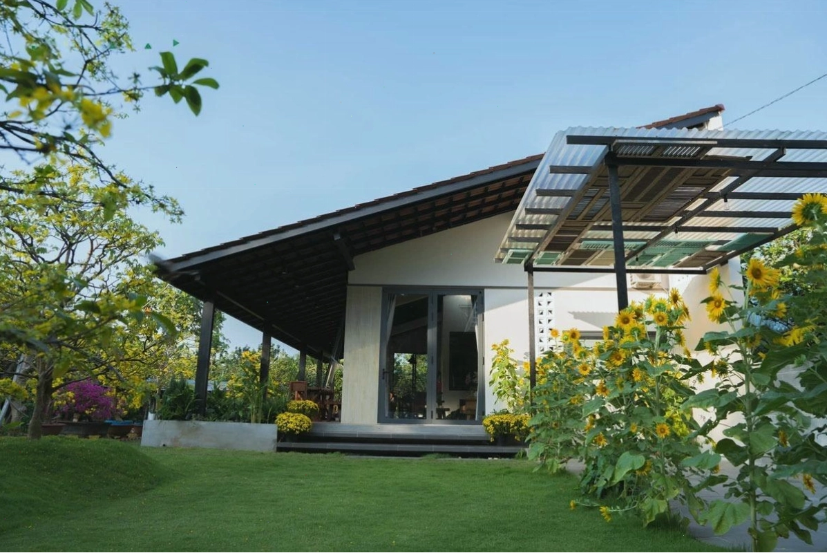 Nhà vườn 2 tầng phong cách hiện đại với sân vườn xanh mát