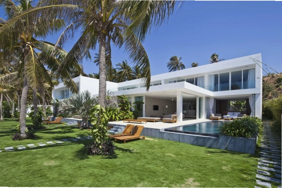Sân vườn 1000m2 phong cách Nhiệt đới với cây xanh và hồ nước